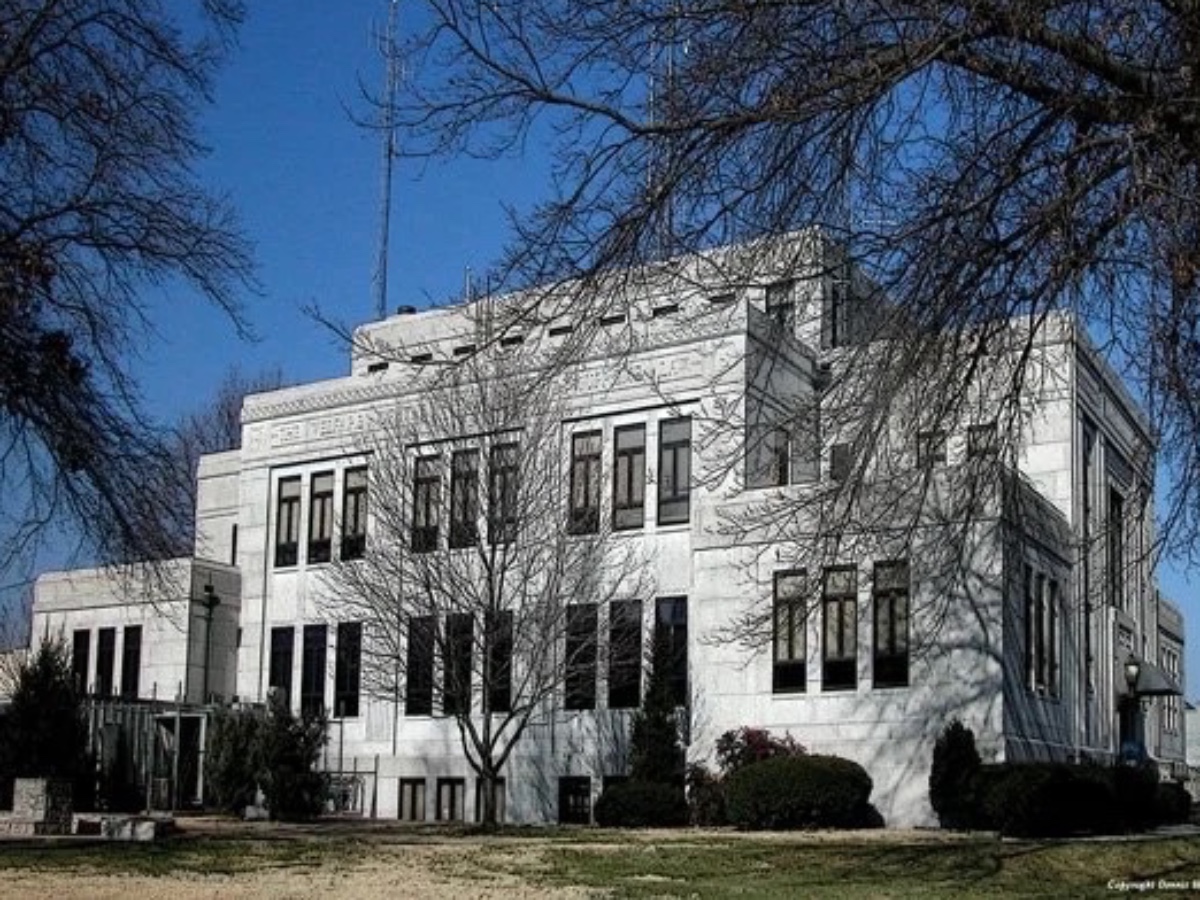 Judge blocks Newton County commissioners from moving election equipment