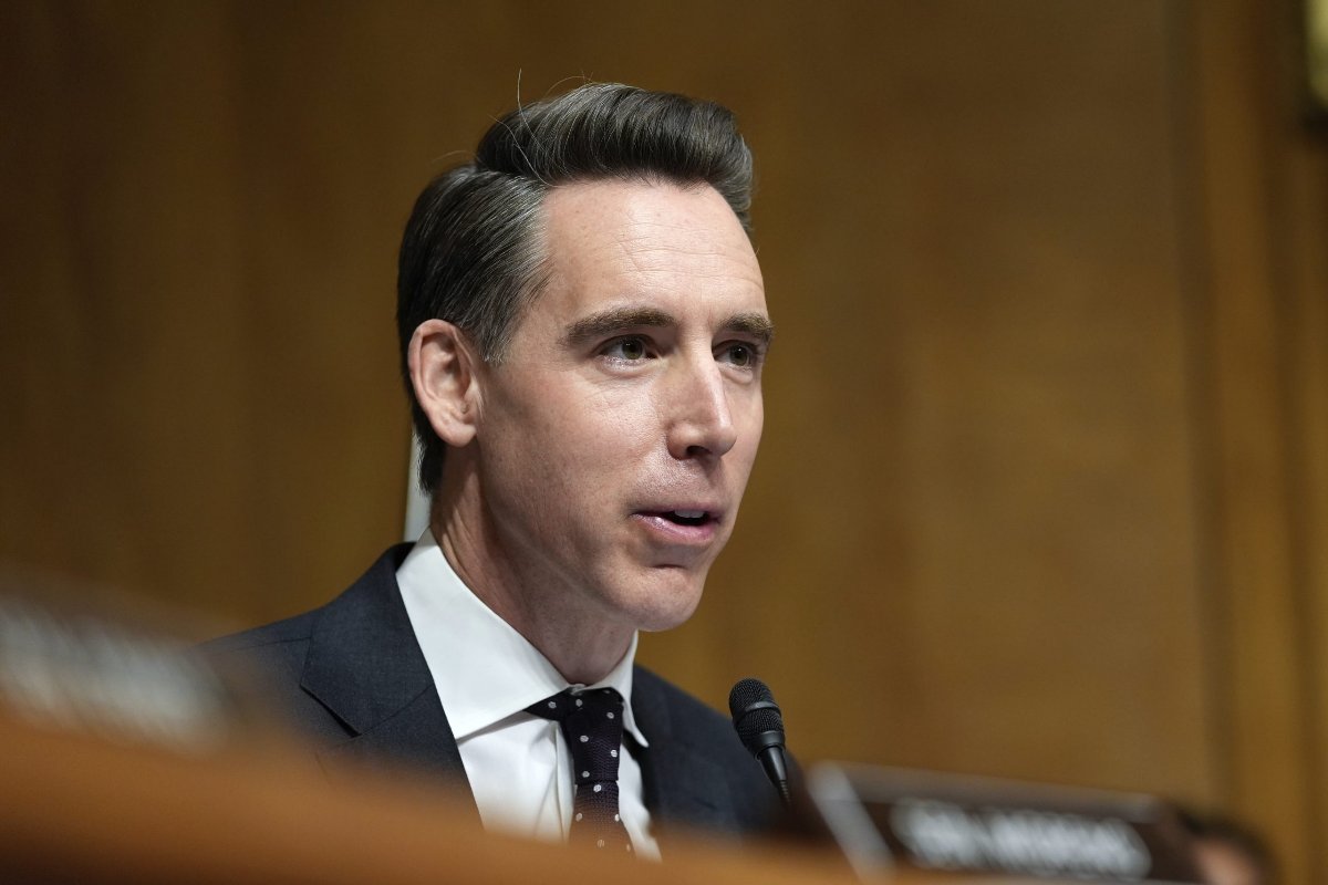 Hawley to introduce bill to give working Americans tariff rebate checks ...