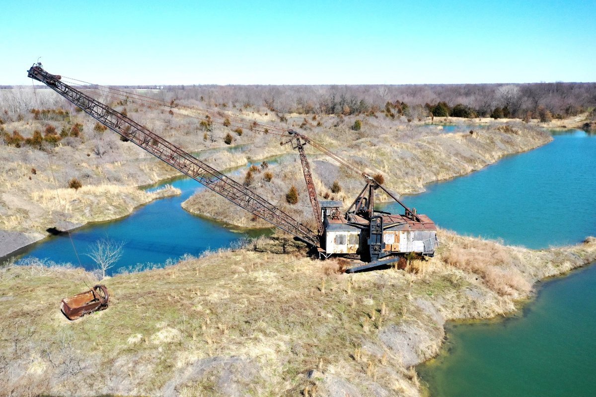 Page 618 Walking Dragline moves to Dragline Park this Friday